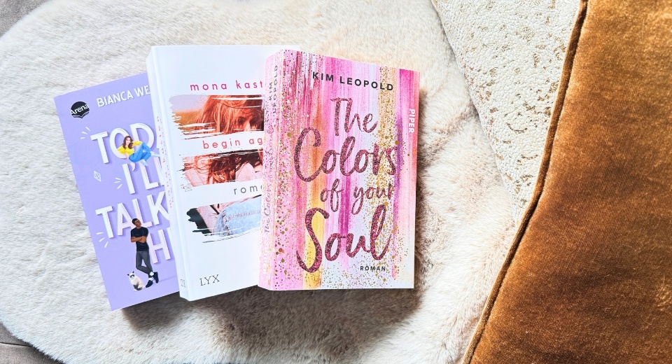 Rein dekorativ: Foto von drei Büchern: "Today, Ill talk to him" von Bianca Wege, "Begin again" von Mona Kasten, "The colors of your Soul" von Kim Leopold