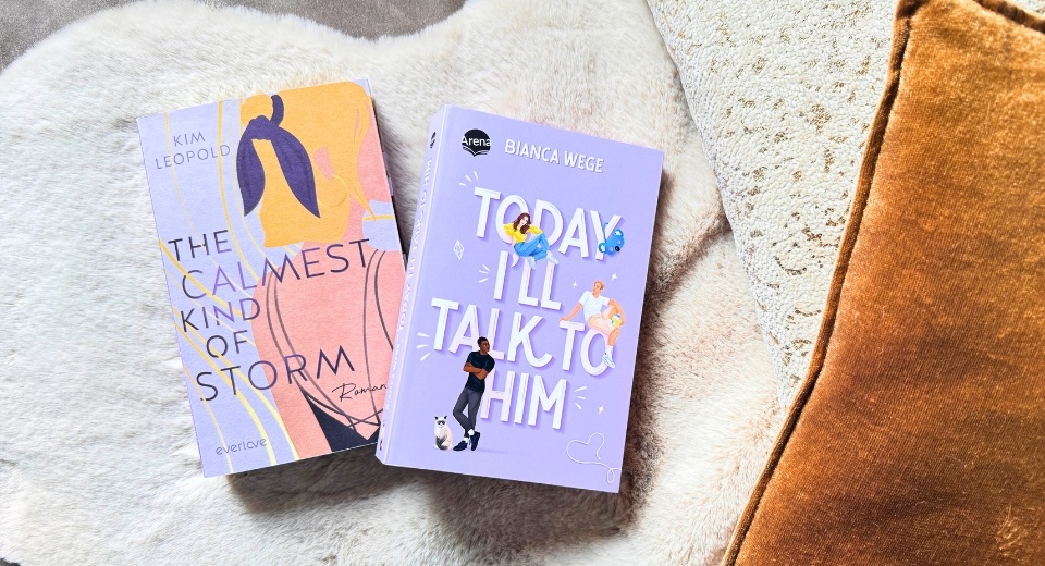 Rein dekorativ: Foto von zwei Büchern: "The calmest kind of Storm" von Kim Leopold und "Today, I'll talk to him" con Bianca Wege.